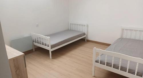 une chambre avec deux lits superposés et une table dans l'établissement Maison Spacieuse avec Terrasse extérieure, à Gouesnach