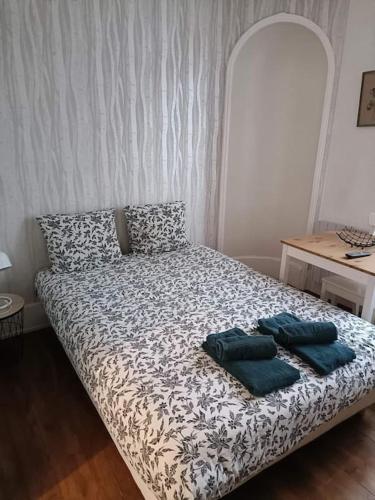 une chambre avec un lit avec deux serviettes dessus dans l'établissement Agréable studio - Wi-Fi - cuisine complète, à Dijon