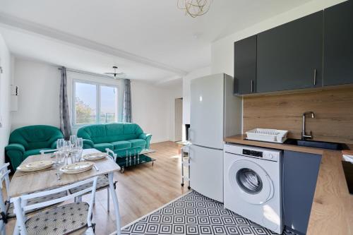 une cuisine et un salon avec une machine à laver dans l'établissement Appartement Évasion Normande - Welkeys, à Cabourg