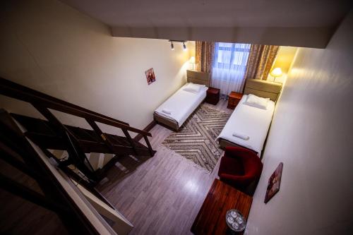 an overhead view of a room with two beds at Ruunawere Hotel in Nõmmealuse