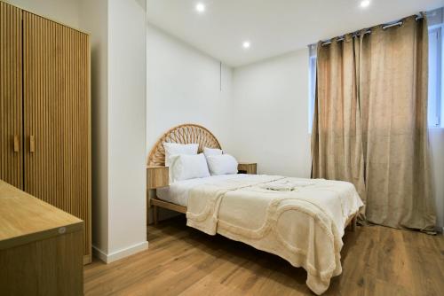 une chambre avec un lit et une fenêtre dans l'établissement T2 chic et contemporain au RDC - proche de Lille, à Mons-en-Baroeul