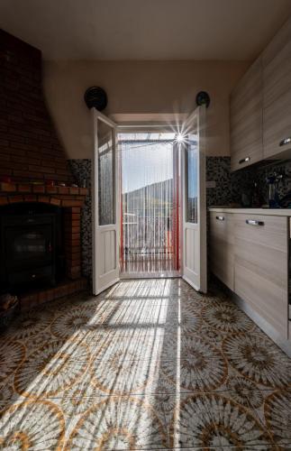 Una cocina o zona de cocina en Beautiful Open Plan Studio Apartment with a fantastic balcony view