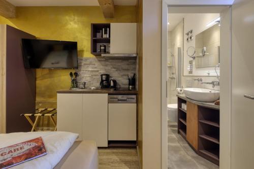 Η κουζίνα ή μικρή κουζίνα στο AD1716 Apartments