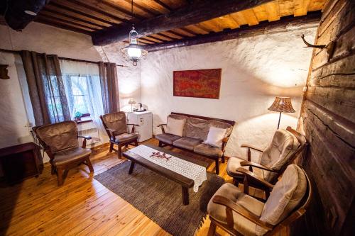 a living room with chairs and a couch and a table at Ruunawere Hotel in Nõmmealuse