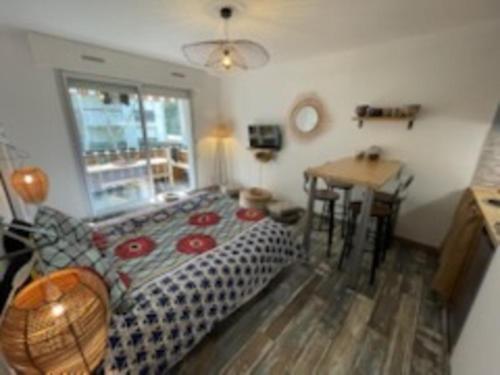 una sala de estar con un sofá y una mesa en Studio Cosy, en Saint-Georges-de-Didonne