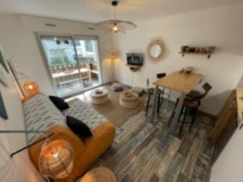 un salon avec un canapé et une table dans l'établissement Studio Cosy, à Saint-Georges-de-Didonne