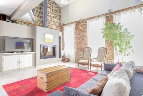 Televízia a/alebo spoločenská miestnosť v ubytovaní Magnifique maison toulousaine