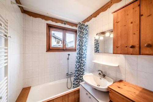 une salle de bain avec un lavabo, une baignoire et des toilettes dans l'établissement Fleur de sel - Agréable 2 chambres avec terrasse, à Morzine
