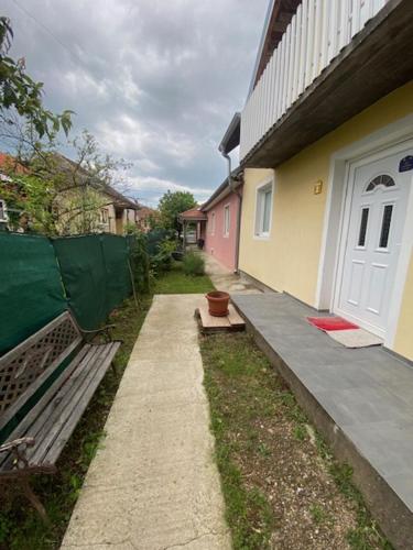 een veranda met een bank naast een huis bij Apartman MILI in Požarevac