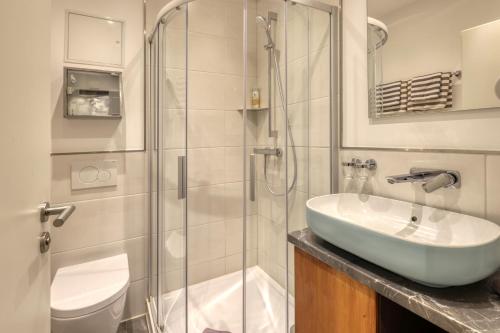 Ένα μπάνιο στο AD1716 Apartments