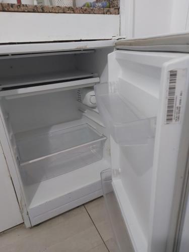 einem leeren Kühlschrank mit offener Tür in der Küche in der Unterkunft Departamento en Microcentro Ciudad de Buenos Aires in Buenos Aires