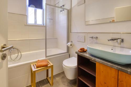 Ένα μπάνιο στο AD1716 Apartments
