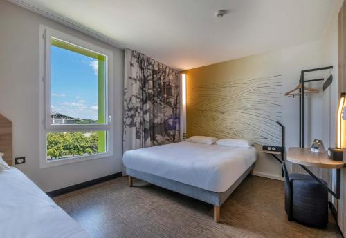 Ένα ή περισσότερα κρεβάτια σε δωμάτιο στο B&B HOTEL Saintes