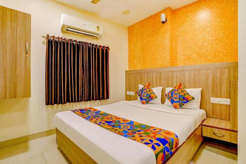 Postel nebo postele na pokoji v ubytování FabExpress Prakash Inn - Nr Mumbai International Airport