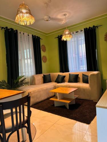una sala de estar con un sofá y una mesa en Kobe House Mtwapa, en Mtwapa