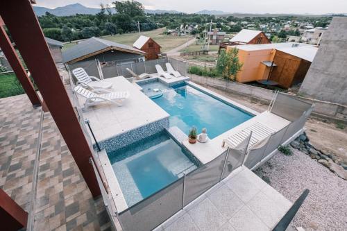 einen Blick über einen Pool mit 2 Stühlen in der Unterkunft Balcón del Cerro in Sierra de la Ventana