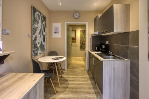 Η κουζίνα ή μικρή κουζίνα στο AD1716 Apartments
