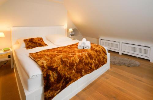 a bedroom with a bed with two stuffed animals on it at Ferienwohnung Tau Hus Keitum Sylt in Keitum