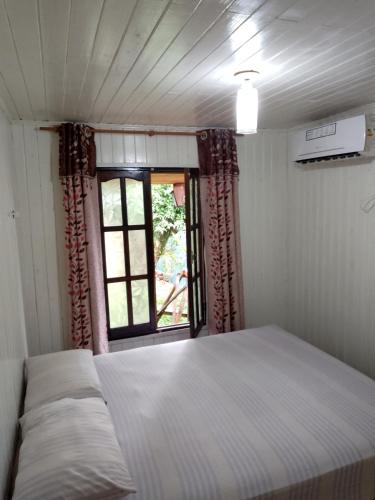 a bedroom with a bed and a window at Cabaña saltos do yucumã in El Soberbio