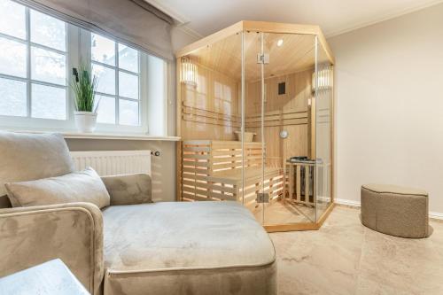 a living room with a couch and a glass case at Ferienhaus Lee in Munkmarsch