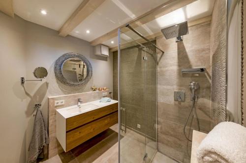 une salle de bain avec lavabo et douche dans l'établissement Ferienhaus Sylter Schönheit, à Westerland