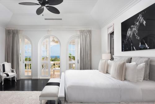 Ένα ή περισσότερα κρεβάτια σε δωμάτιο στο Fig Tree House At Royal Westmore Land