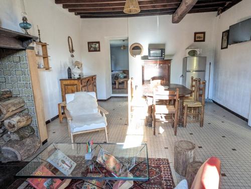 un salon avec une table et une salle à manger dans l'établissement Ferme Bigourdane, à Poueyferré