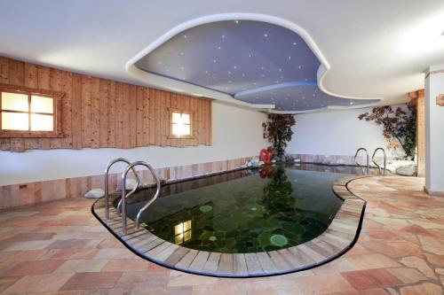 Bazén v ubytování Nivis Hotel nebo v jeho okolí