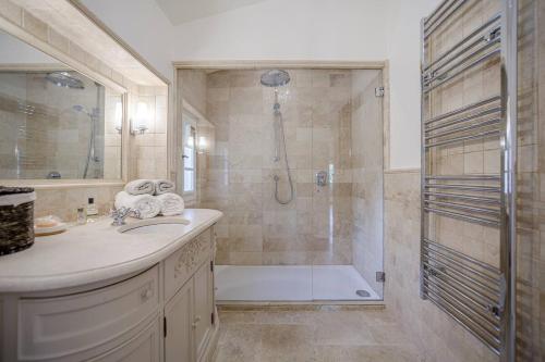 une salle de bain avec douche et lavabo dans l'établissement Villa Les Palmier's, à Mouans-Sartoux