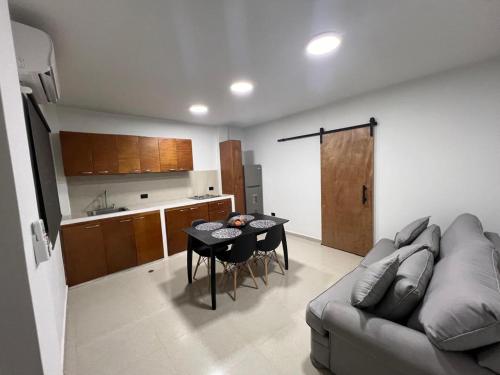una sala de estar con un sofá y una mesa en Apartamento en Porlamar, en Porlamar