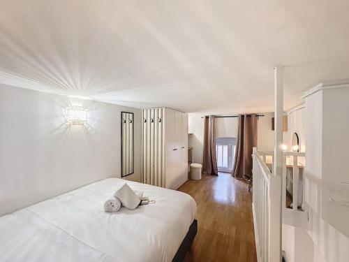 - une chambre blanche avec un lit et un couloir dans l'établissement My home perrache, à Lyon