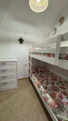 Un dormitorio con dos literas y un escritorio. en Acogedora casa en Aroche, en Aroche