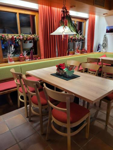 a dining room with a wooden table and chairs at Stahlecker Hof in Lichtenstein