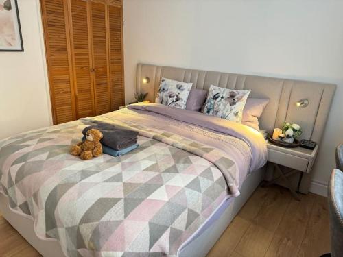 Ένα ή περισσότερα κρεβάτια σε δωμάτιο στο Central Beautiful renovated Flat incl Parking