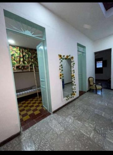 カリにあるLa Chanca Hostelのドア、鏡、椅子付きの部屋
