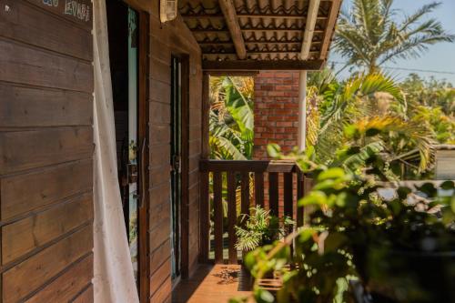 Κήπος έξω από το Guarda Encantada Surf Hostel