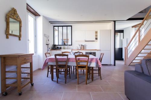 une cuisine et une salle à manger avec une table et des chaises dans l'établissement Le Gîte de la Coulonnière, 5km de Beauval, à Noyers-sur-Cher