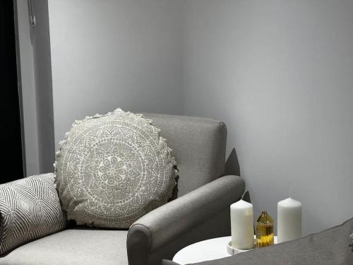 Un lugar para sentarse en Spacious 2BR Apartment with Balcony - Netflix, YouTube, Amazon TV, Superfast WiFi - Just 10 Mins to Birmingham Centre, Bullring, Train, Coach Station and Birmingham FC