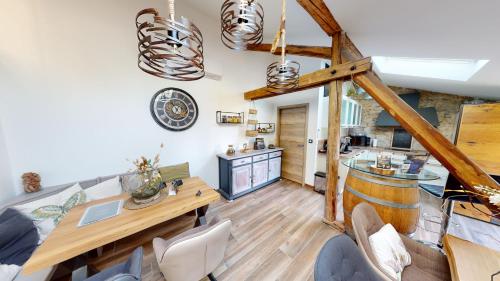 Il dispose d'une cuisine et d'un salon avec parquet et poutres apparentes. dans l'établissement Cabane Indiana - SPA du Souffle du Saule, à Buhl-Lorraine