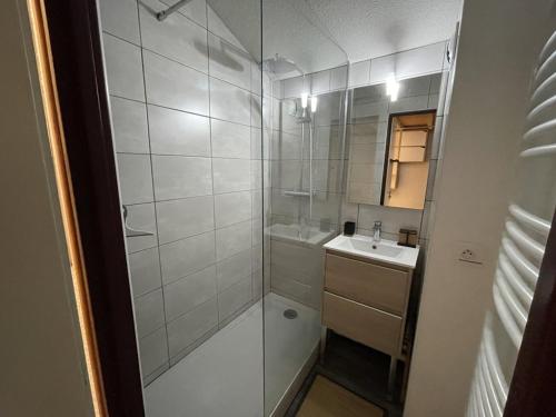 une salle de bain avec douche et lavabo dans l'établissement Appartement fonctionnel 4.5 pers, proche pistes et commerces, balcon exposé Sud-Est - FR-1-787-82, à Laveissière
