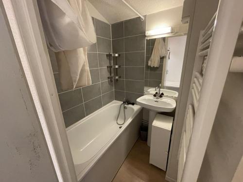 une salle de bain avec un lavabo, une baignoire et des toilettes dans l'établissement Charmant T2 cabine au Lioran, balcon sud-est, 4 personnes - FR-1-787-98, à Laveissière