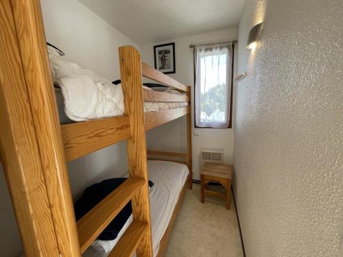 une chambre avec deux lits superposés et une fenêtre dans l'établissement T2 cabine fonctionnel près des pistes, idéal 4-6 pers - FR-1-787-101, à Laveissière