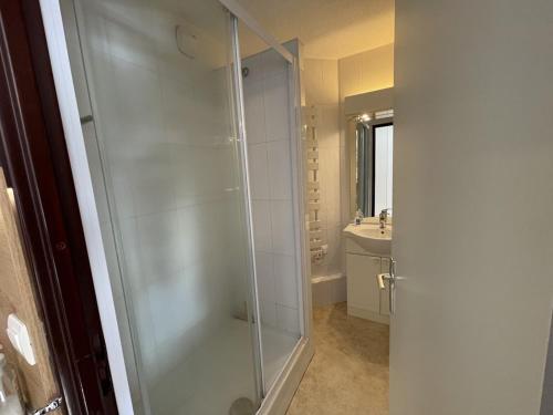 une douche en verre dans une salle de bain avec un lavabo dans l'établissement T2 cabine fonctionnel près des pistes, idéal 4-6 pers - FR-1-787-101, à Laveissière