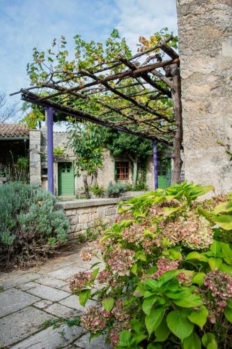 Taman di luar Arbalovija Rustic Villa
