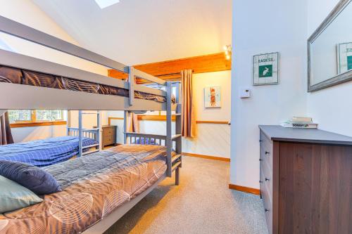 Un dormitorio con dos literas y un escritorio. en Walk to Mt Snow Cozy West Dover Condo, en West Dover