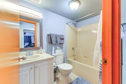 Un baño con inodoro, lavabo y bañera. en Walk to Mt Snow Cozy West Dover Condo, en West Dover