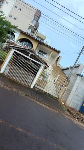 Bangunan di mana terletaknya rumah tamu ini