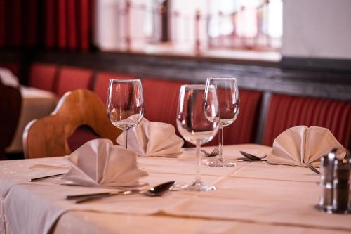 a table with wine glasses and napkins on it at Pirker's Natur- & Bio Familienhotel in Malta