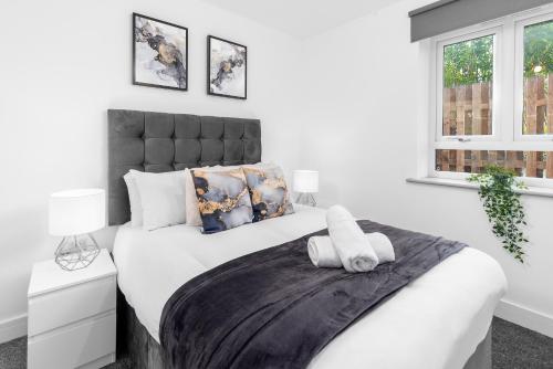 1 dormitorio blanco con 1 cama blanca grande con almohadas en Two Bedroom Apartment - Balcony - Secure Parking - Smart TV - Wifi - Netflix - 3MC, en Birmingham