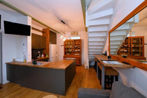 - une cuisine avec une longue île dans une maison dans l'établissement Les Petits Loups - Accès parc - Stationnement gratuit, à Bagnères-de-Bigorre